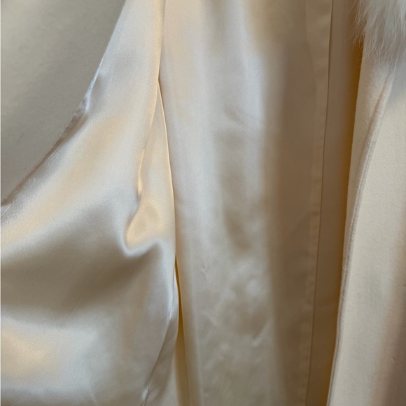 Absolutely Stunning Winter White 100% Wool full length coat with Rabbit collar! - Picture 16 of 17